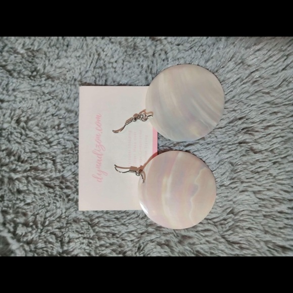Light shell earrings - Picture 4 of 10